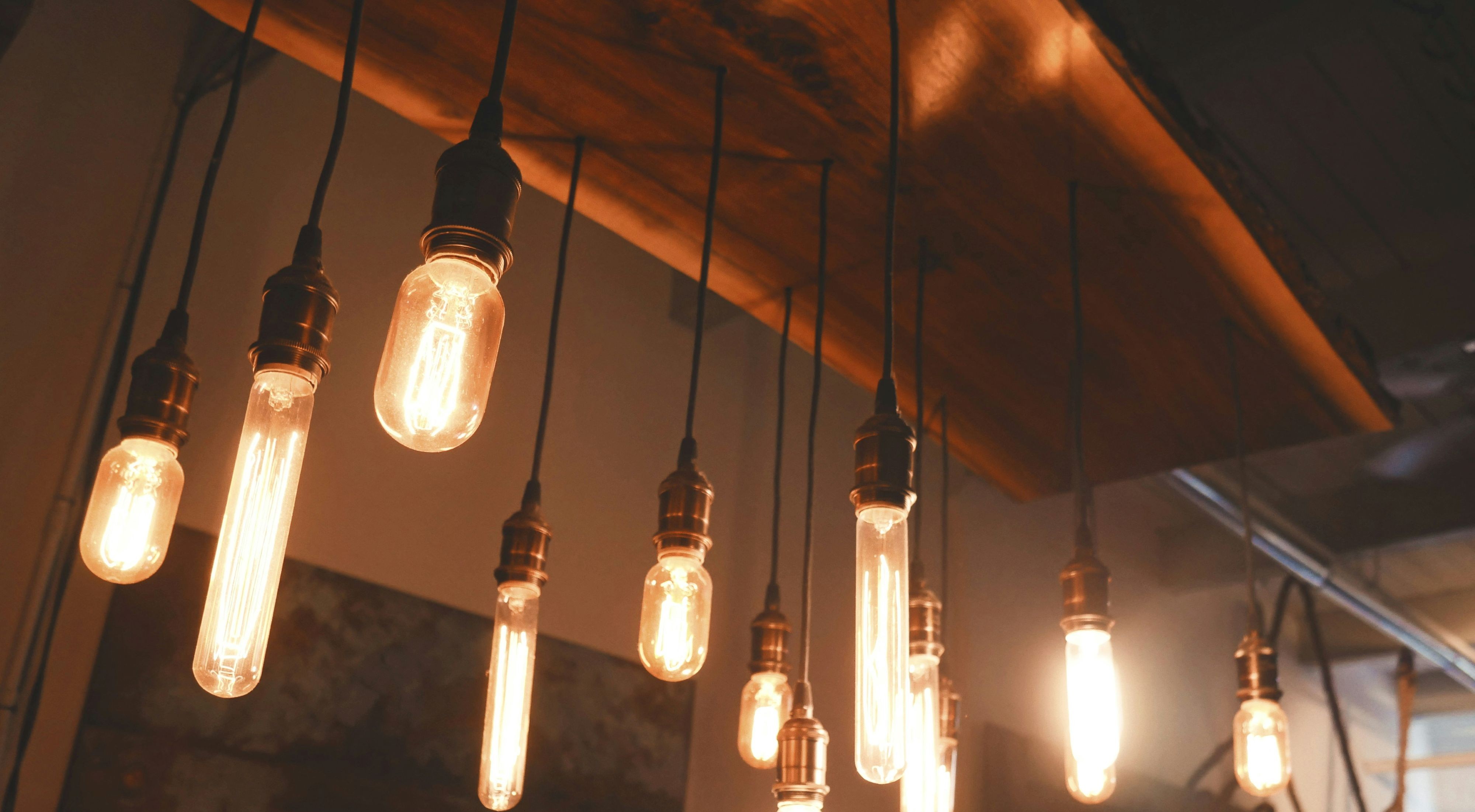 ampoules suspendues au plafond